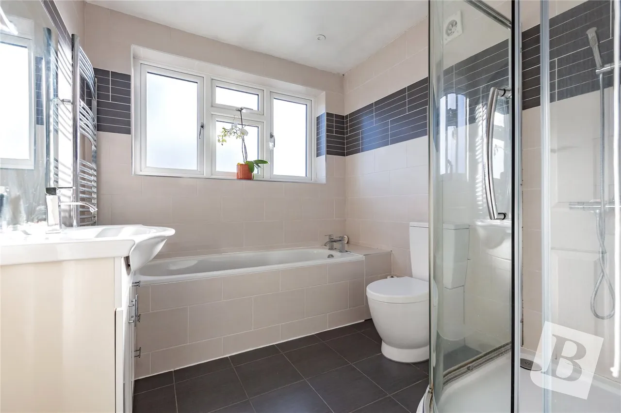 Ferguson Avenue, Gidea Park, RM2, photo 5