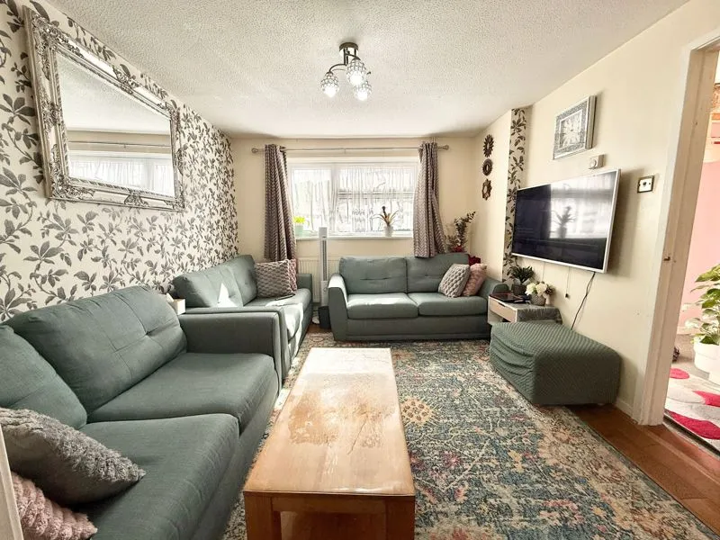 Holkham Close, Luton LU4 0YN, photo 2