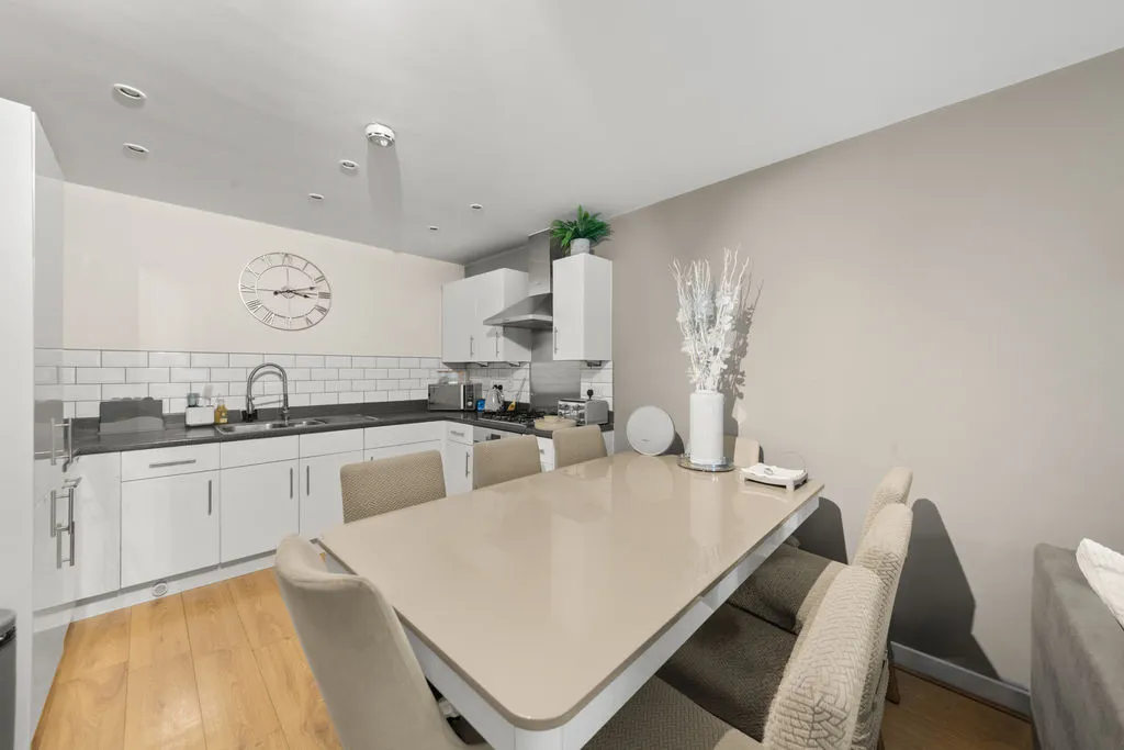 2 bed flat for sale — Brecon House, Taywood Road, Northolt