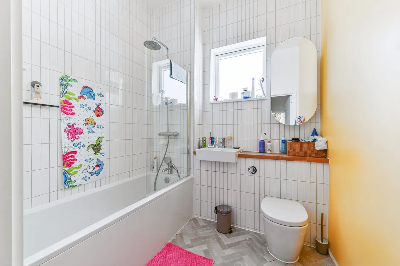 22a Ravensdale Gardens, London, photo 12