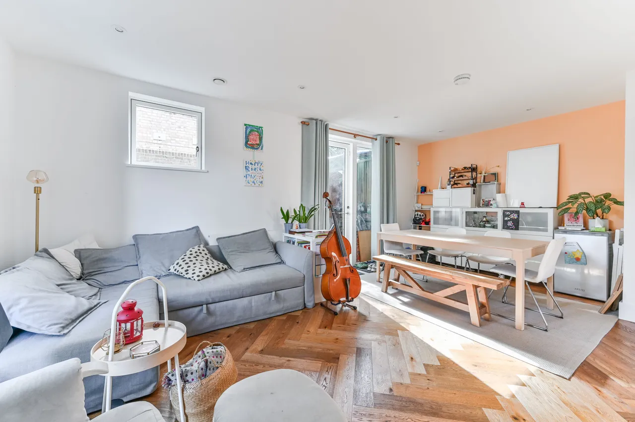 22a Ravensdale Gardens, London, photo 3