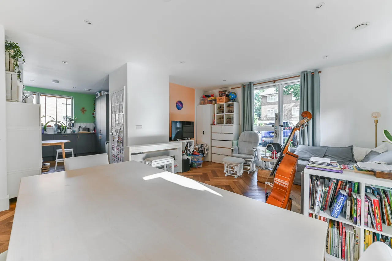 22a Ravensdale Gardens, London, photo 4