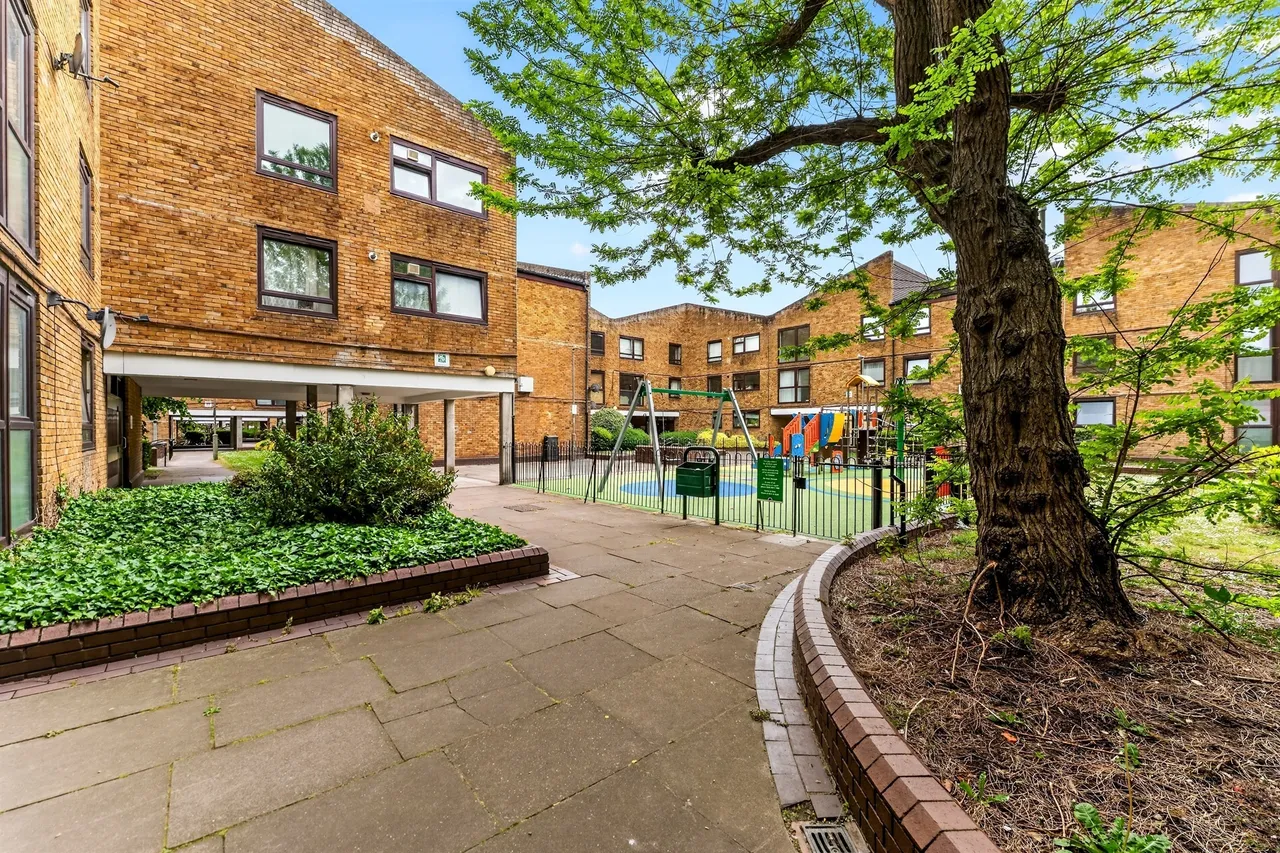 4 bed flat for sale, Maskell Road, London, SW17
