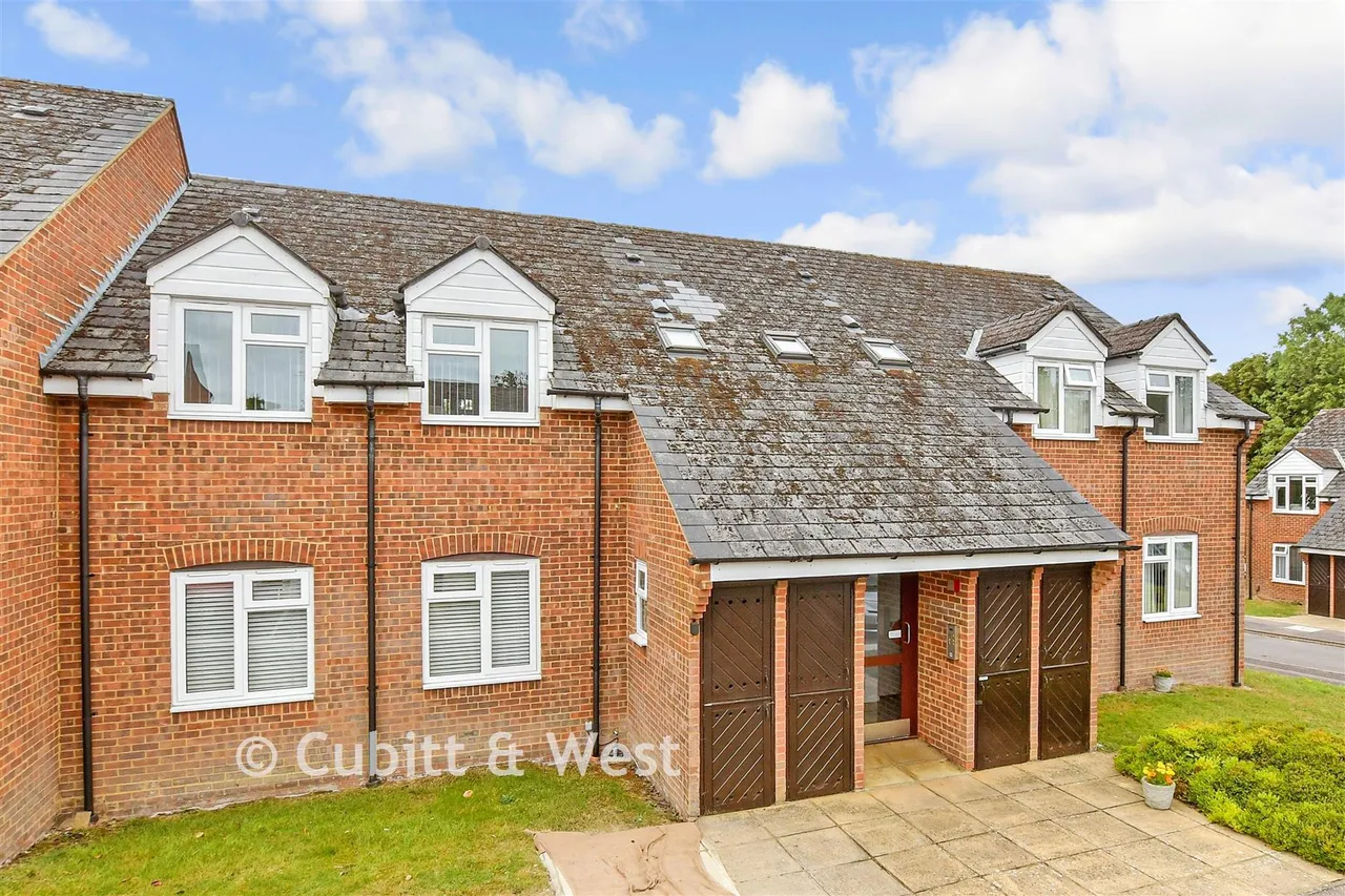 2 bed flat for sale, Henbit Close, Tadworth, KT20