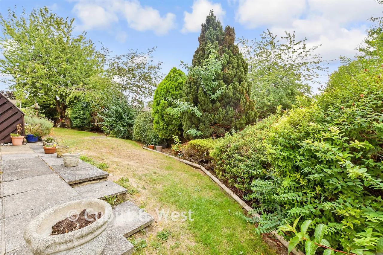 Henbit Close, Tadworth, KT20, photo 13