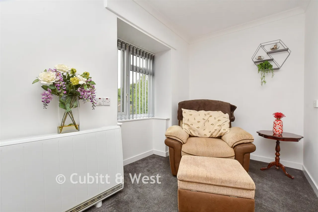 Henbit Close, Tadworth, KT20, photo 4