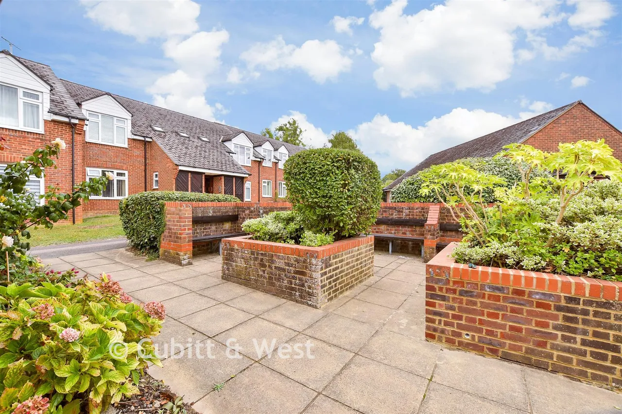 Henbit Close, Tadworth, KT20, photo 12