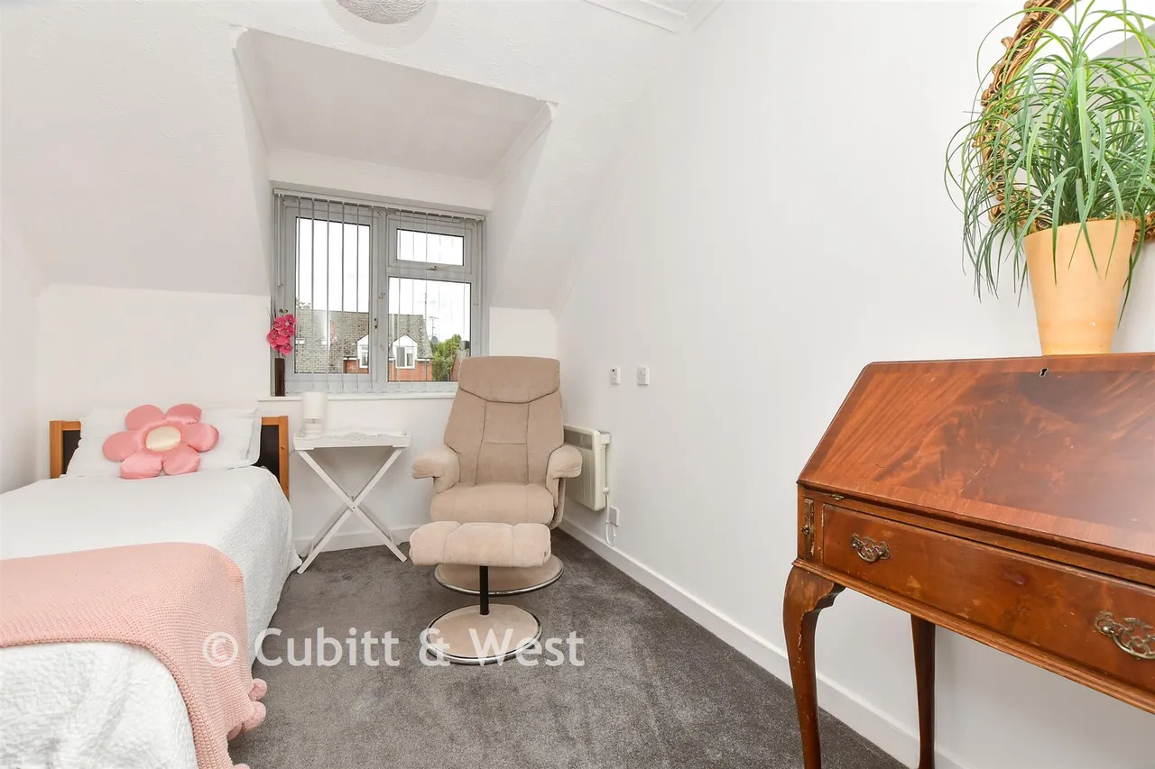 Henbit Close, Tadworth, KT20, photo 9