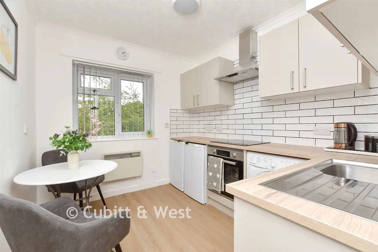 Henbit Close, Tadworth, KT20, photo 3