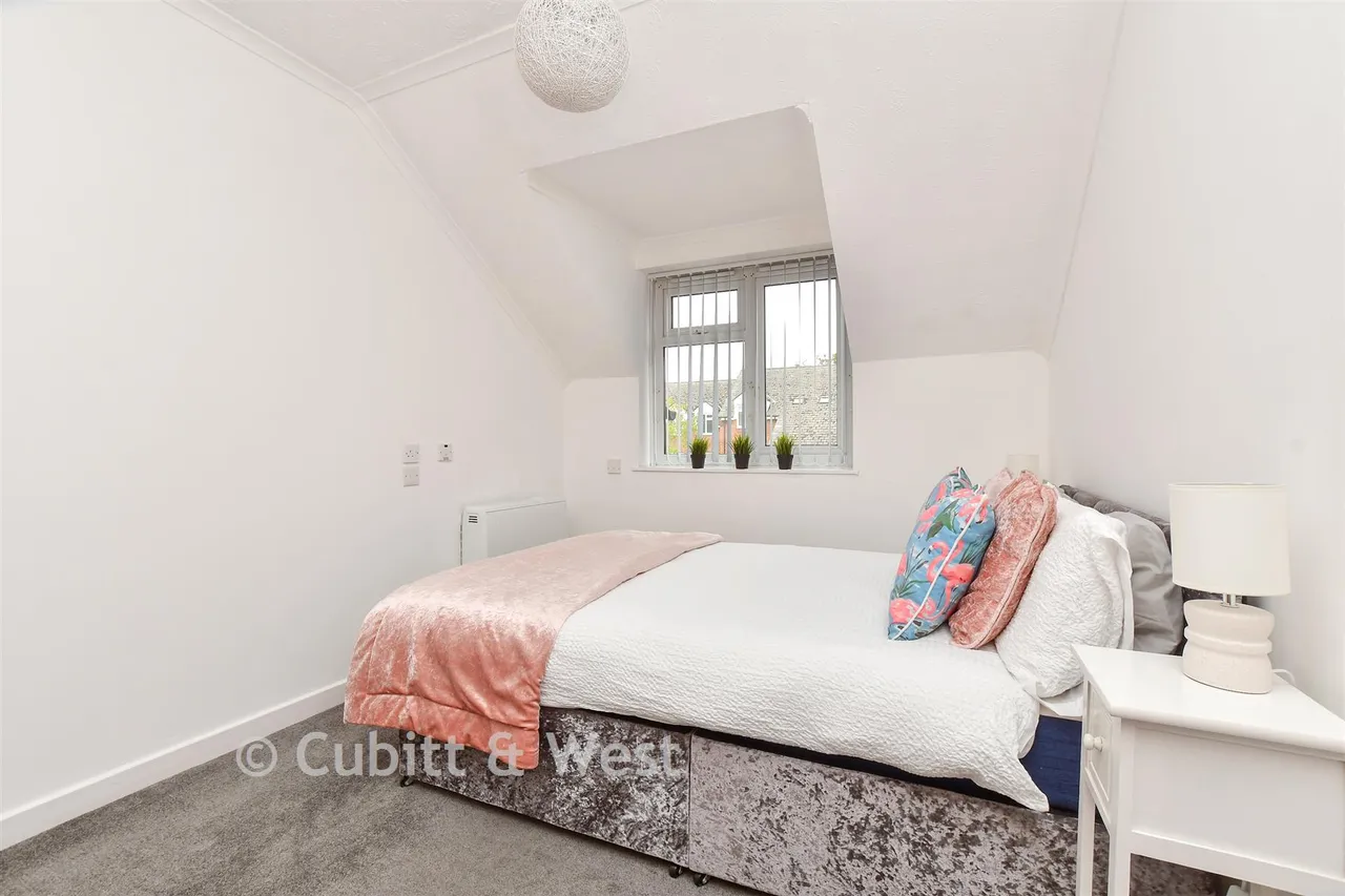Henbit Close, Tadworth, KT20, photo 8