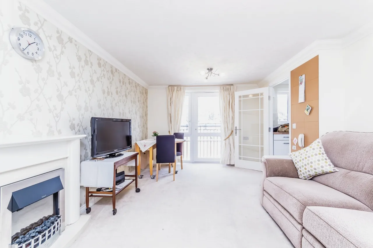 2 bed flat for sale — Caterham Lodge, 2 Stafford Road, Caterham, Surrey, CR3