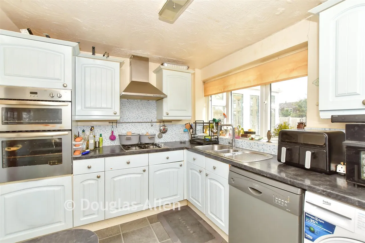 Victoria Road, Laindon, SS15, photo 6