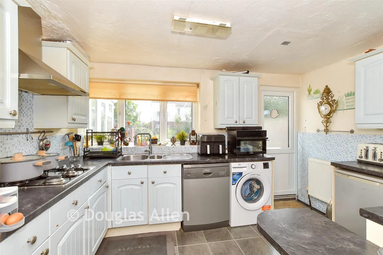 Victoria Road, Laindon, SS15, photo 4
