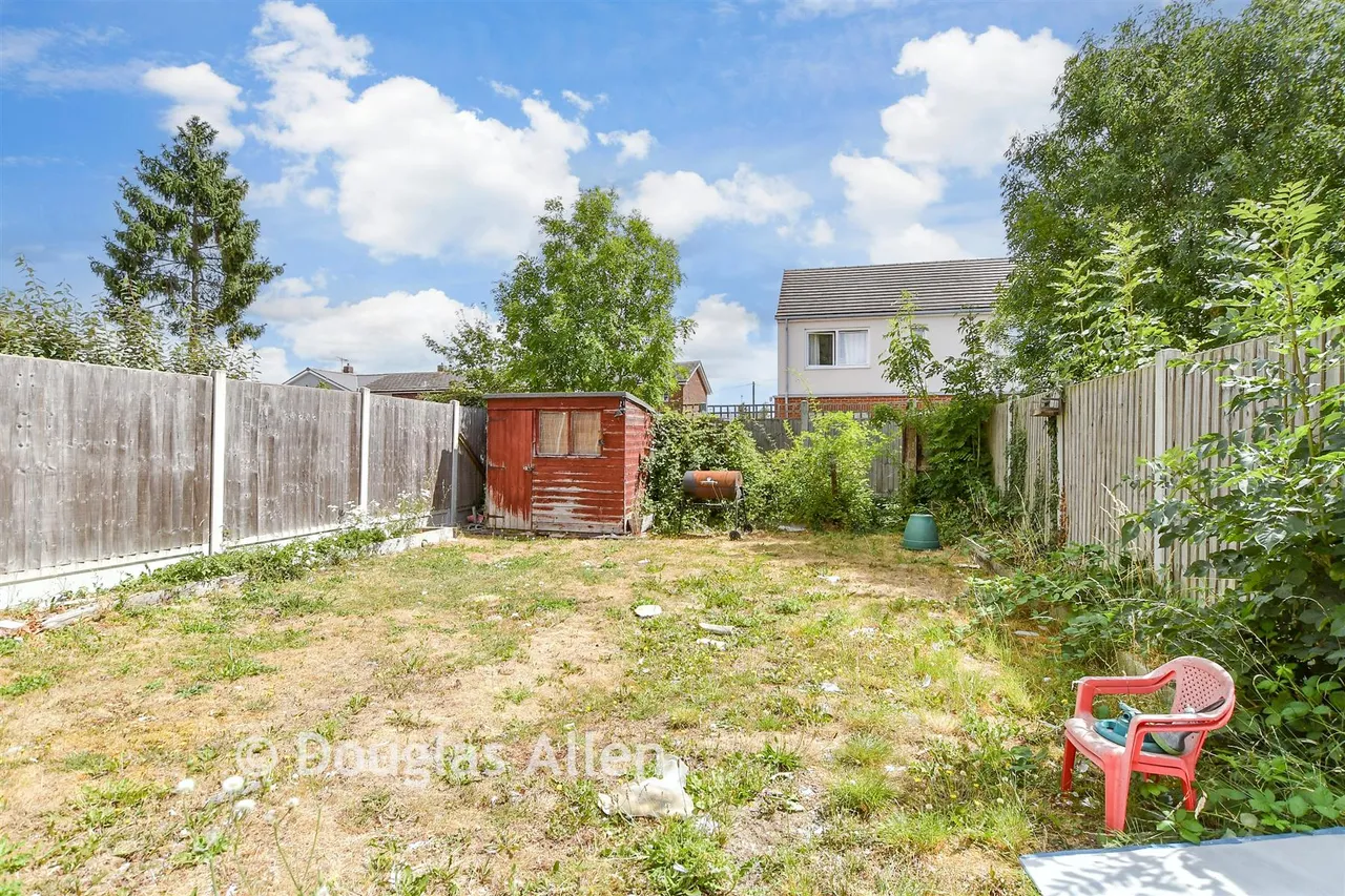 Victoria Road, Laindon, SS15, photo 9