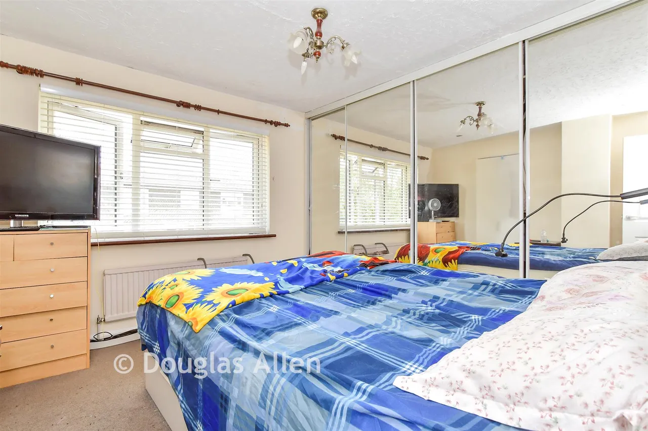 Victoria Road, Laindon, SS15, photo 7