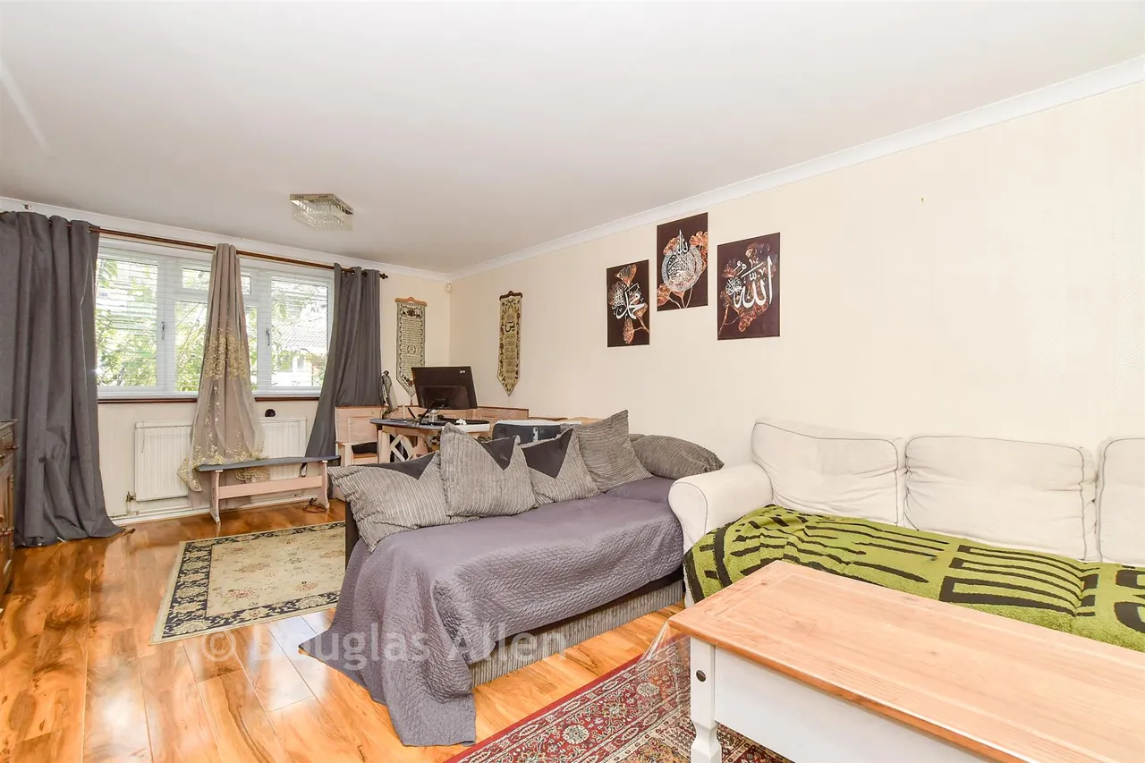 Victoria Road, Laindon, SS15, photo 5