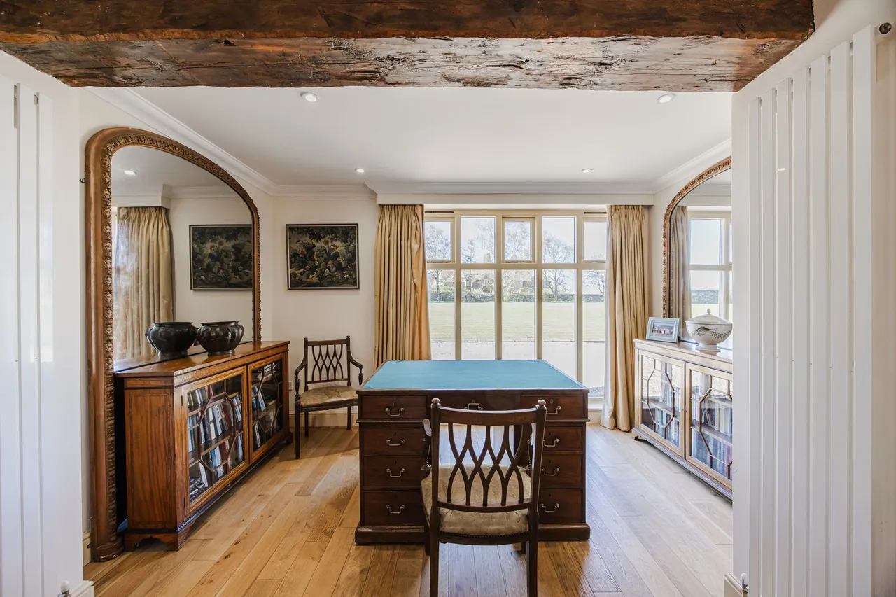 Five Bedroom Barn Conversion in Choseley, photo 9