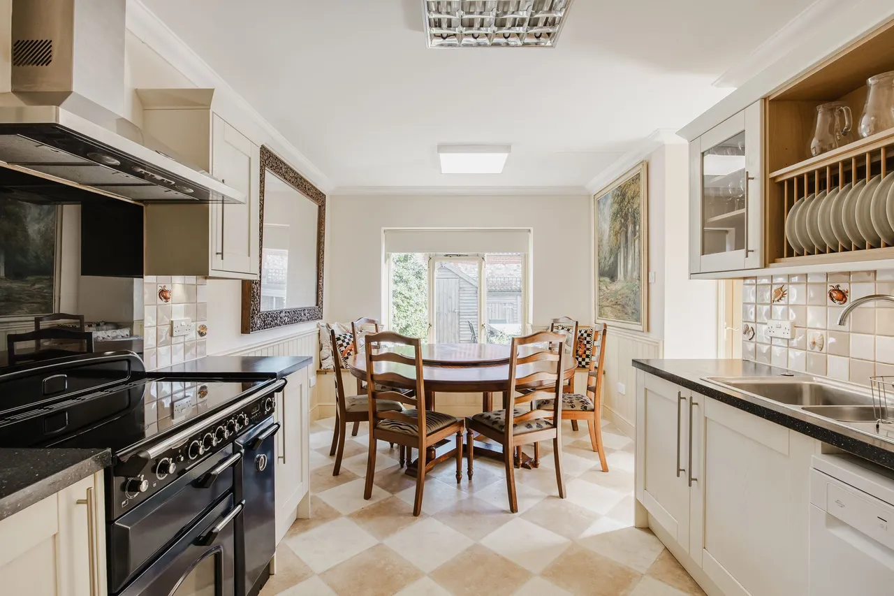 Five Bedroom Barn Conversion in Choseley, photo 7