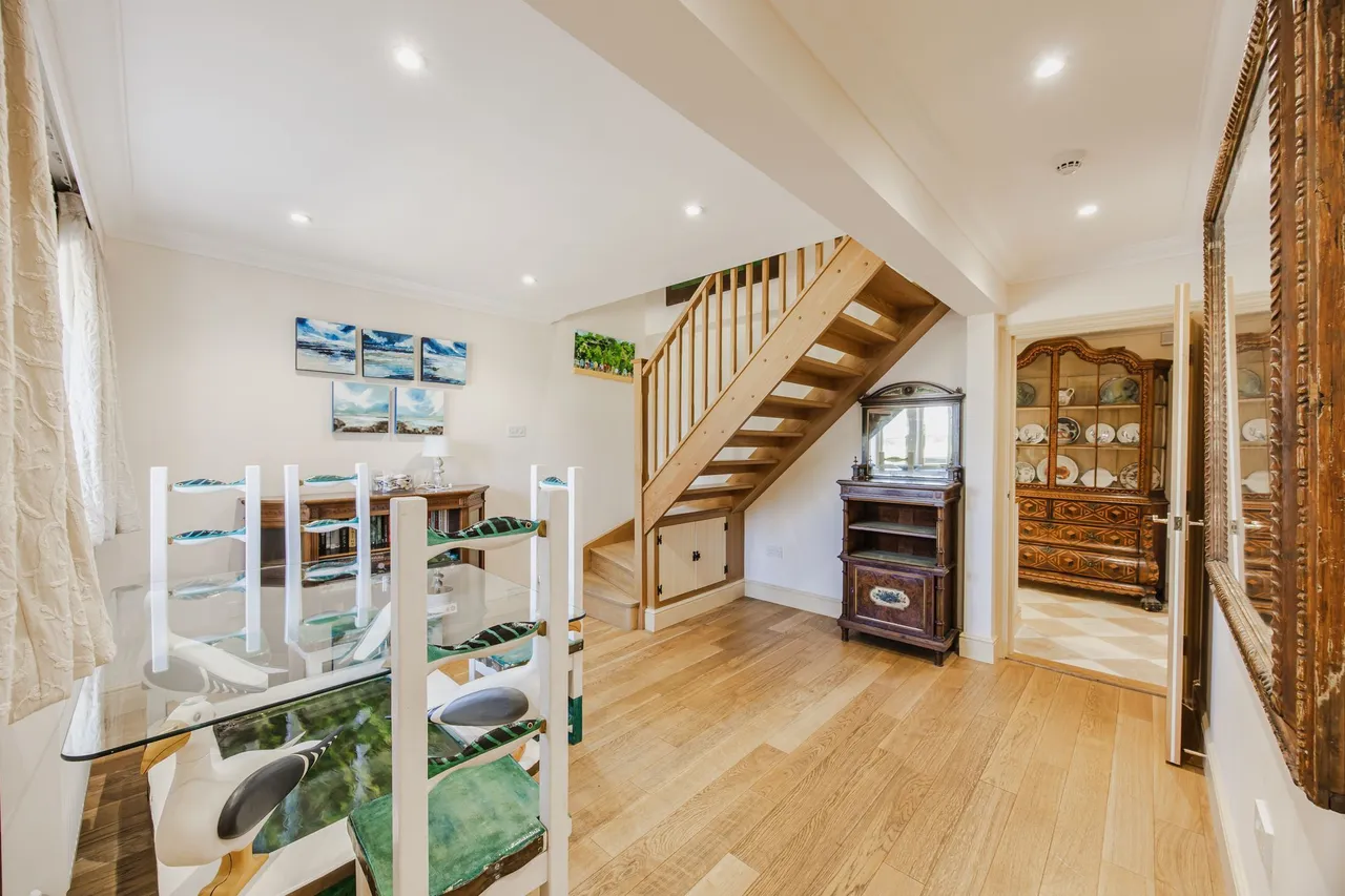 Five Bedroom Barn Conversion in Choseley, photo 10