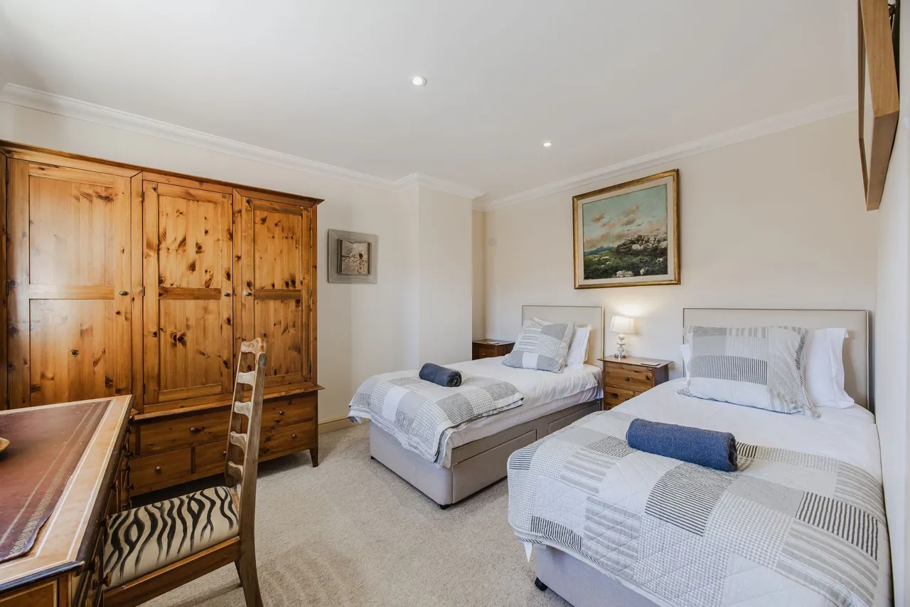 Five Bedroom Barn Conversion in Choseley, photo 12