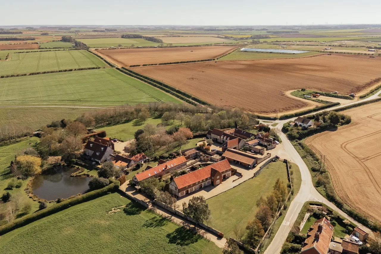 Five Bedroom Barn Conversion in Choseley, photo 6