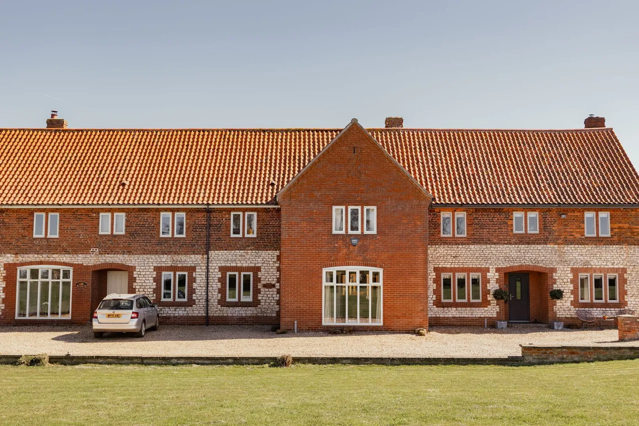 5 bed property for sale, Five Bedroom Barn Conversion in Choseley