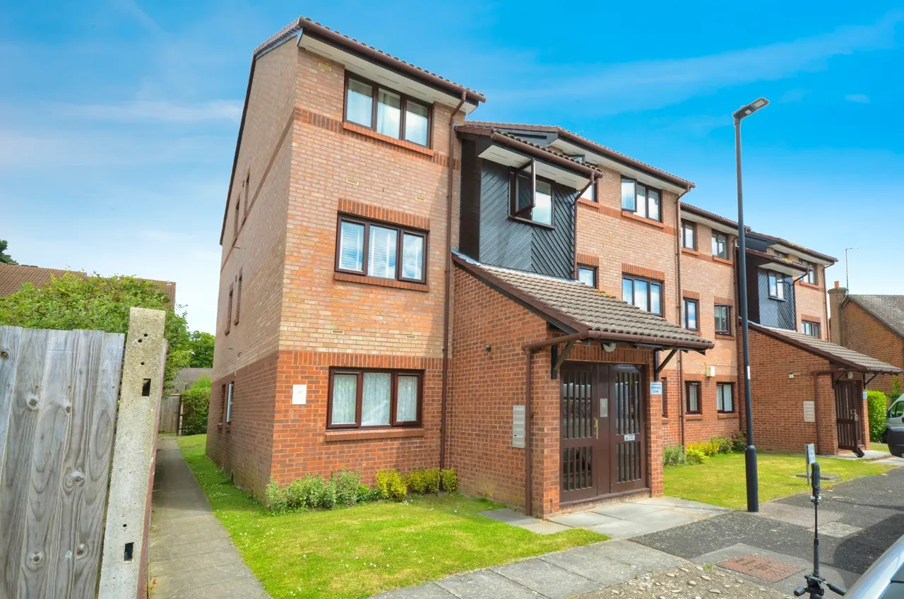 2 bed flat for sale — Chasewood Avenue, Enfield
