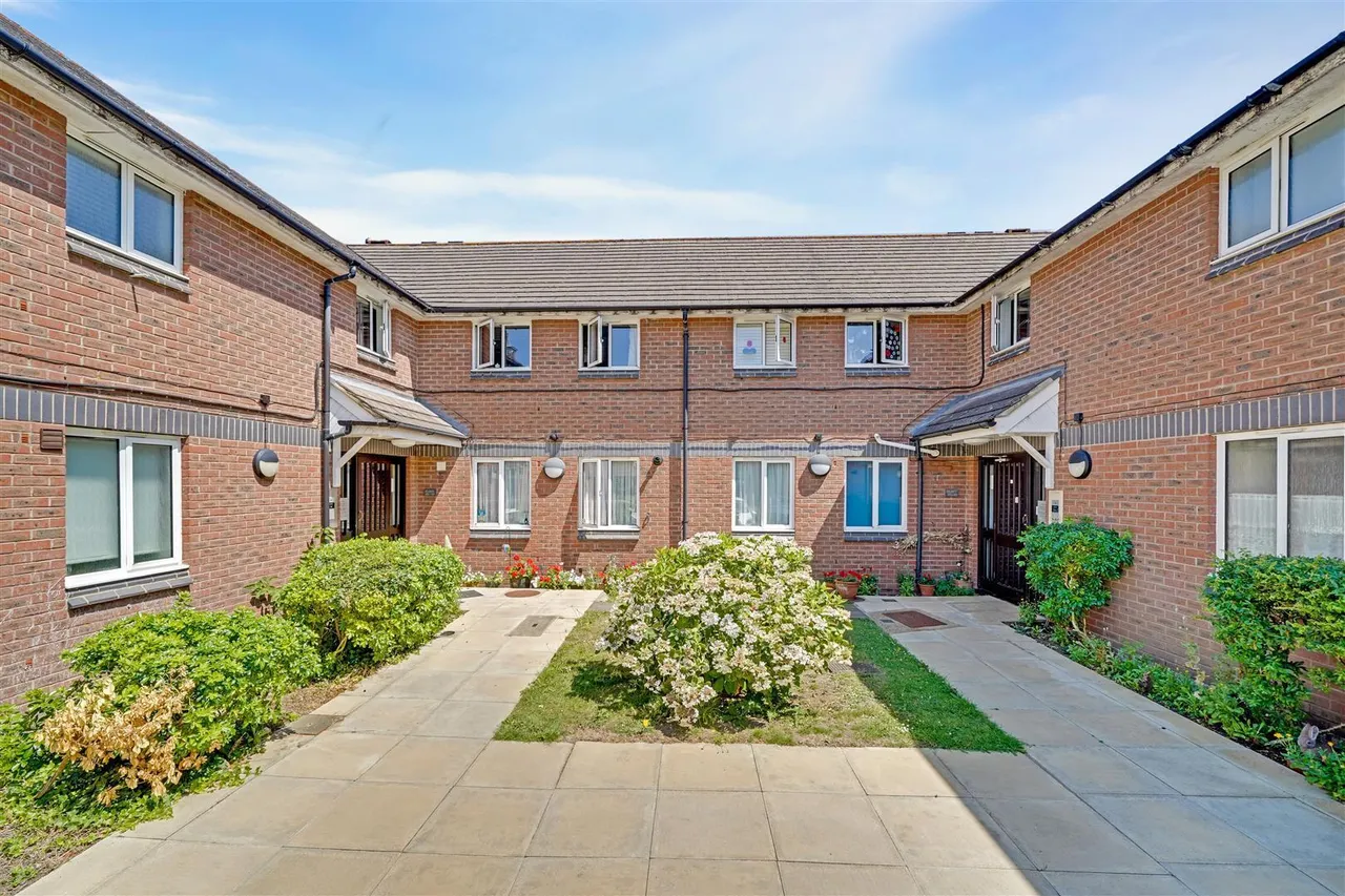 2 bed flat for sale, Chichester Close, Hampton, TW12
