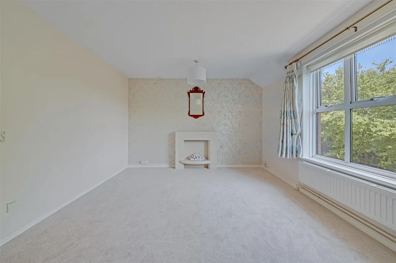 Chichester Close, Hampton, TW12, photo 3