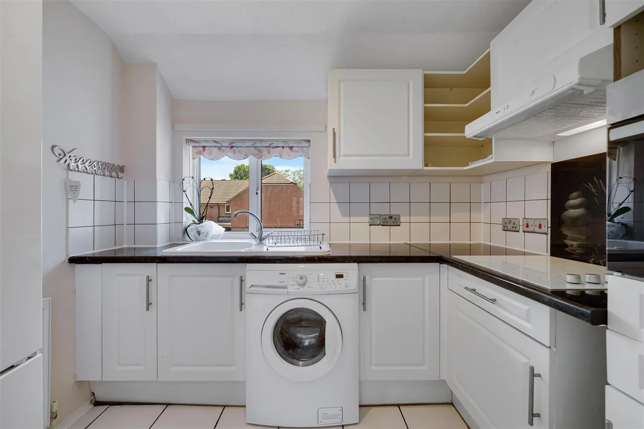 Chichester Close, Hampton, TW12, photo 4