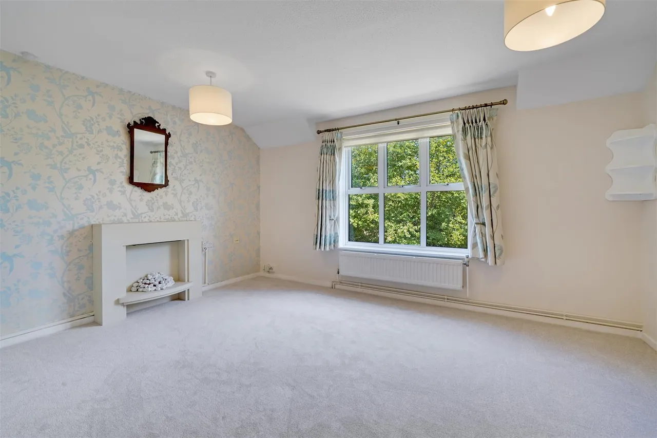 Chichester Close, Hampton, TW12, photo 2