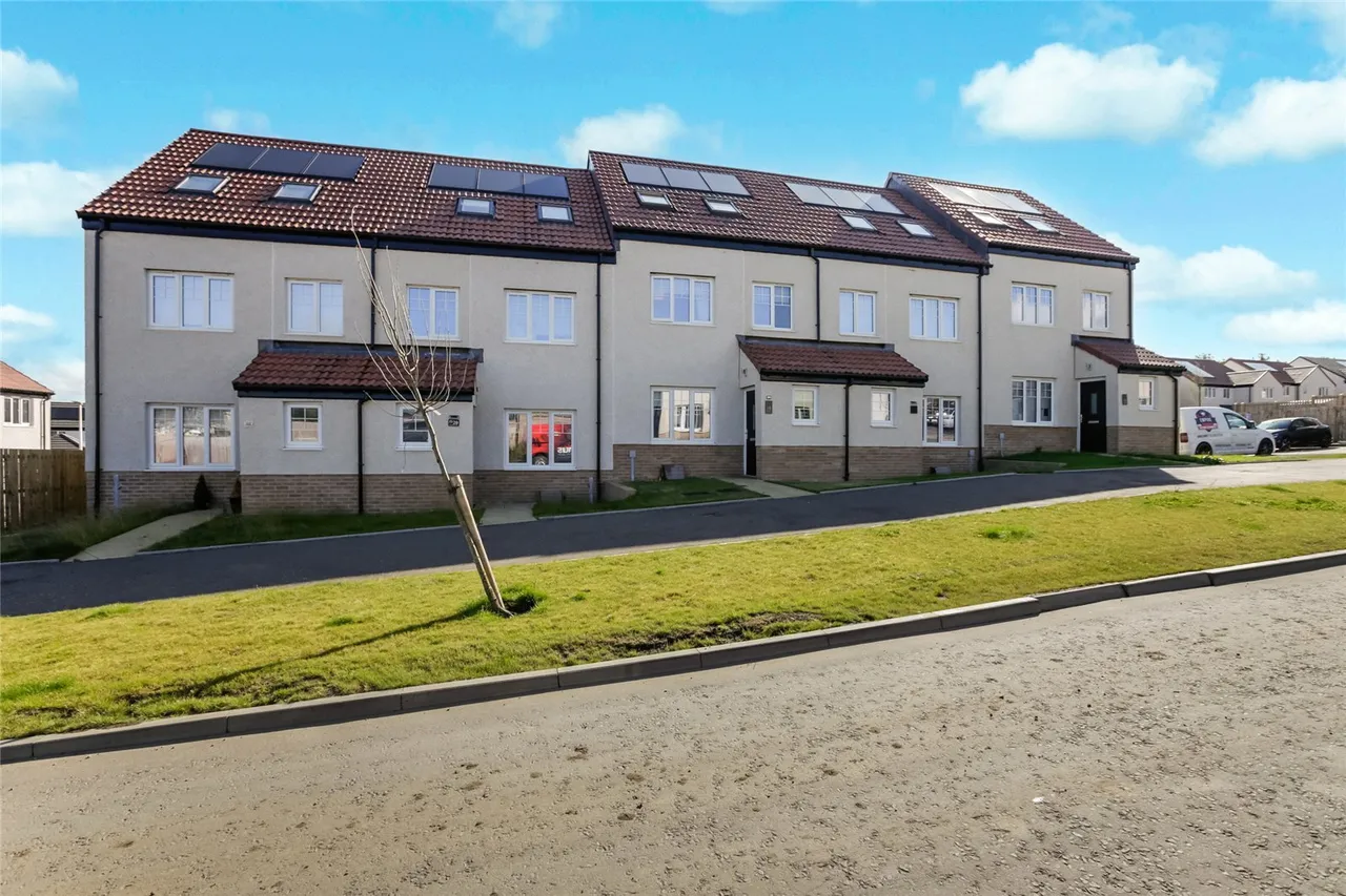 4 bed house for sale — Colquhoun Crescent, Armadale, West Lothian, EH48