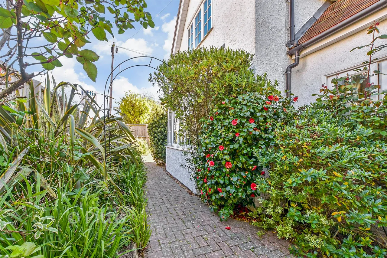 St. John's Road, Sandown, PO36, photo 14