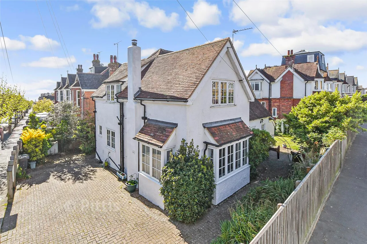 4 bed house for sale, St. John's Road, Sandown, PO36