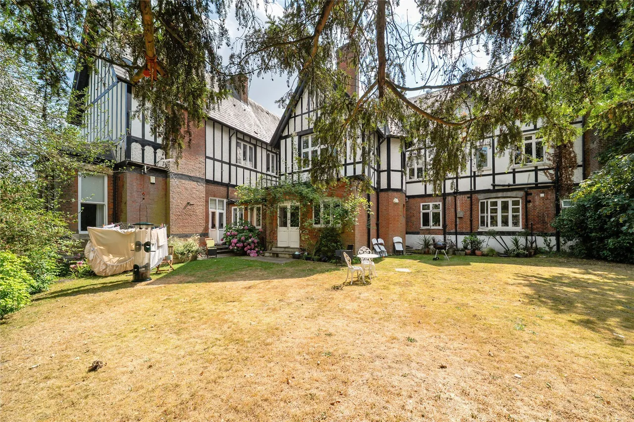 2 bed flat for sale — Bickley Park Road, Bromley, BR1