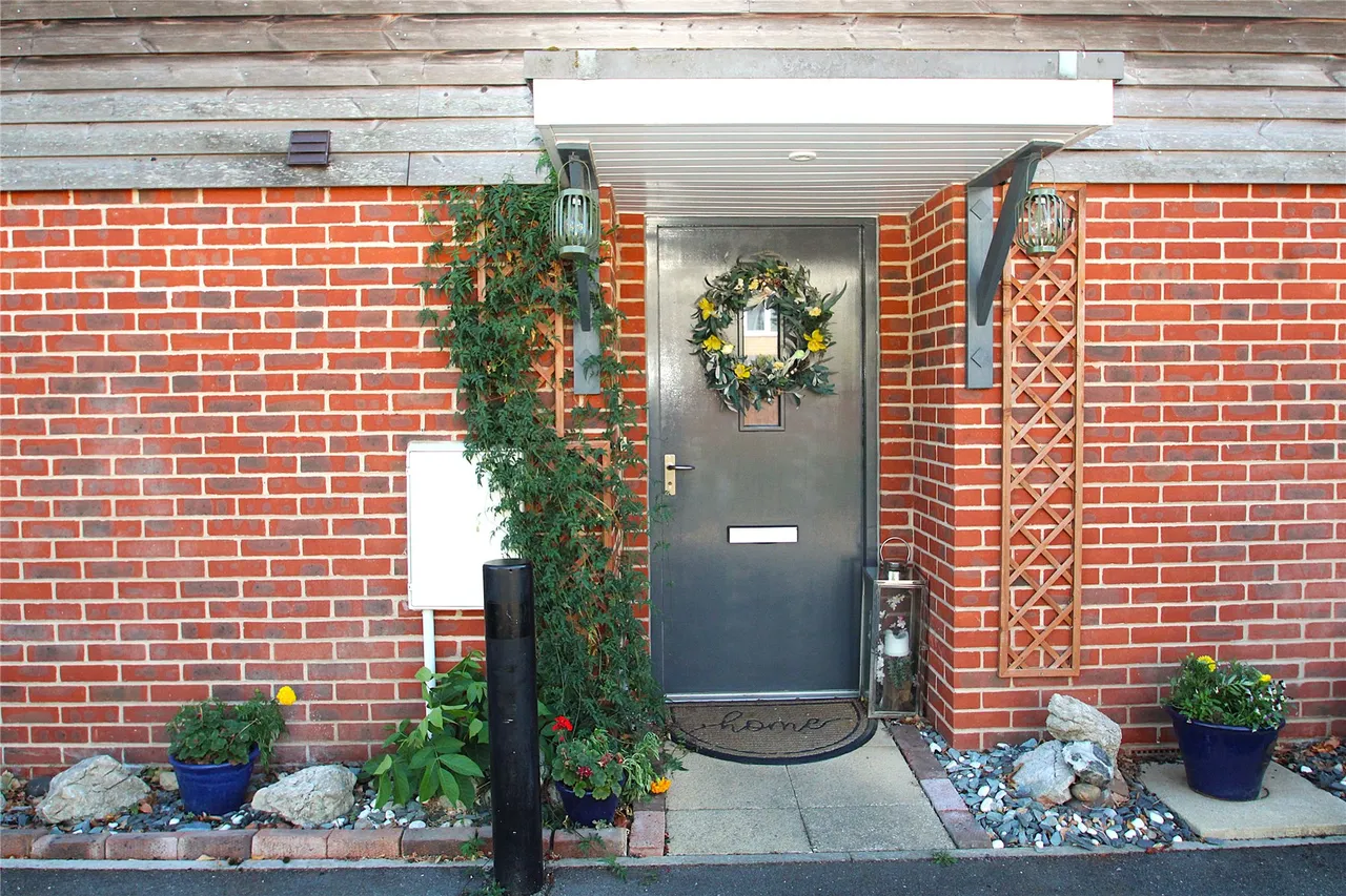 Thamesmead, Walton On Thames, KT12, photo 10