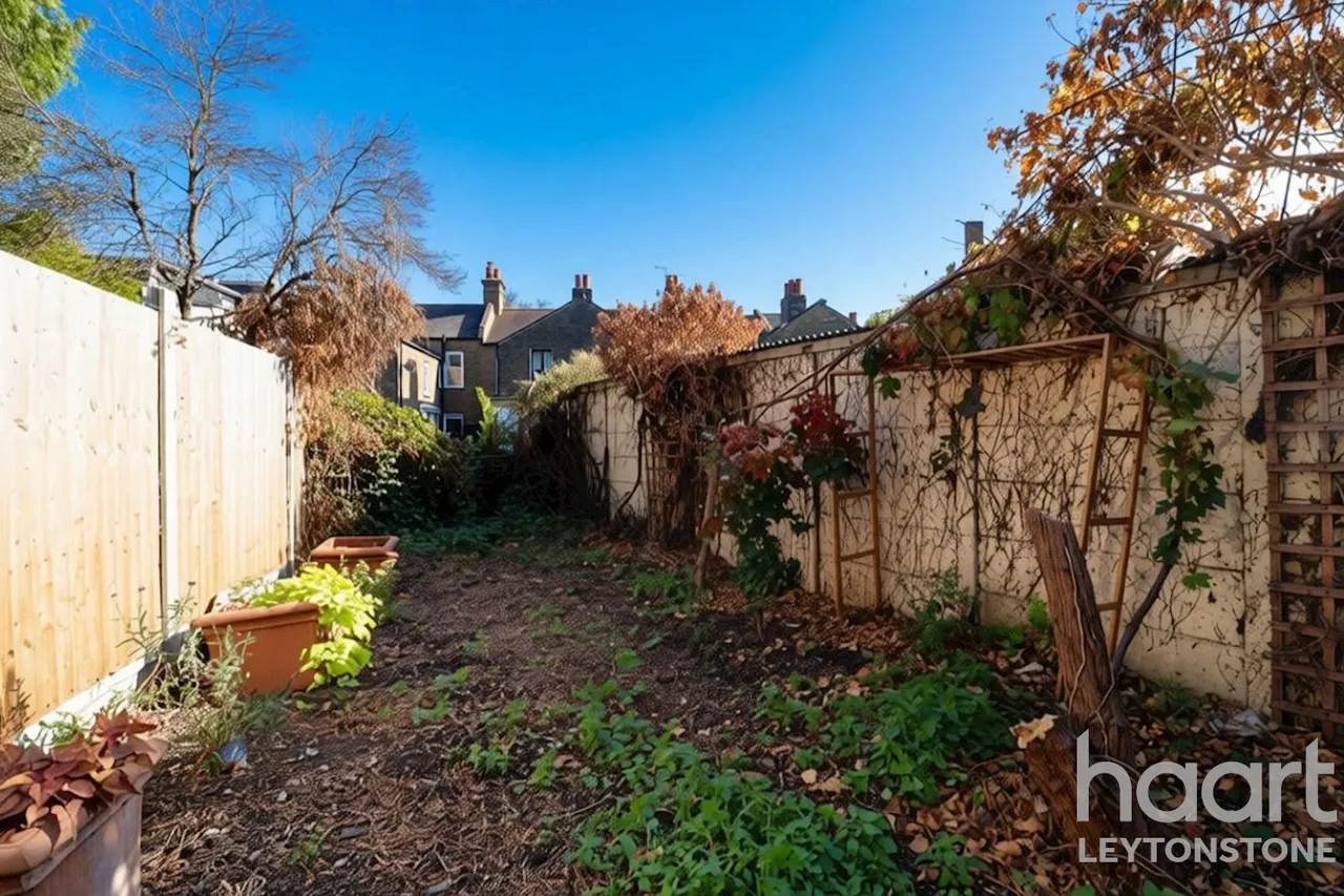 Barfield Road, London, E11, photo 18