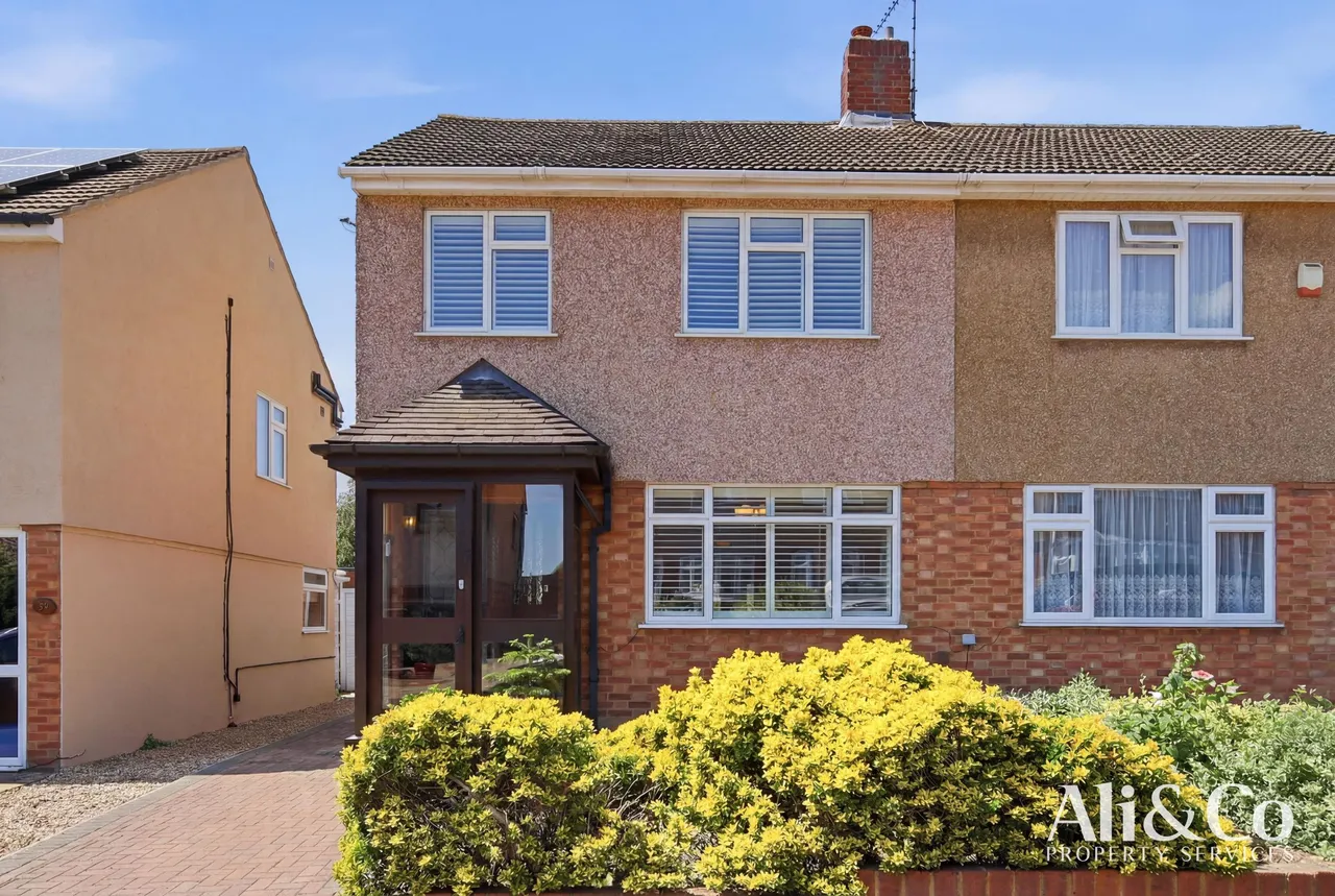 3 bed house for sale — Clarkebourne Drive, Grays, Essex, RM17 6ET