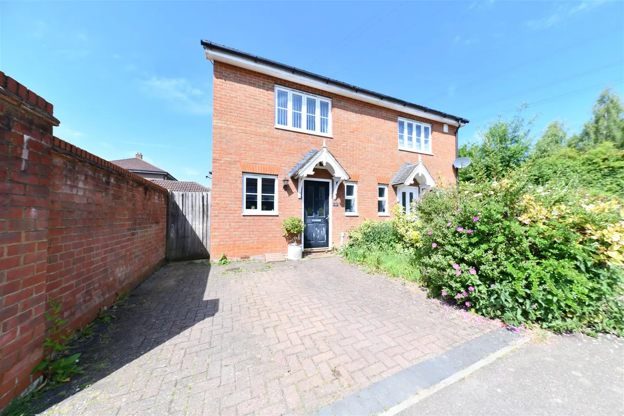 2 bed house for sale — Grampian Place, Stevenage, Herts, SG1 6DR