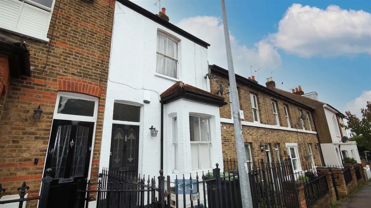 2 bed house to rent — Princes Road, Buckhurst Hill