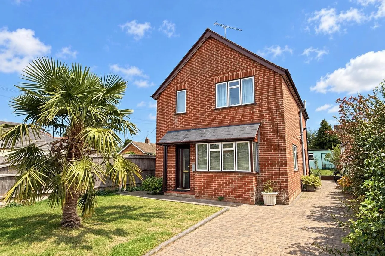 3 bed property for sale, Parsonage Barn Lane, Ringwood, BH24