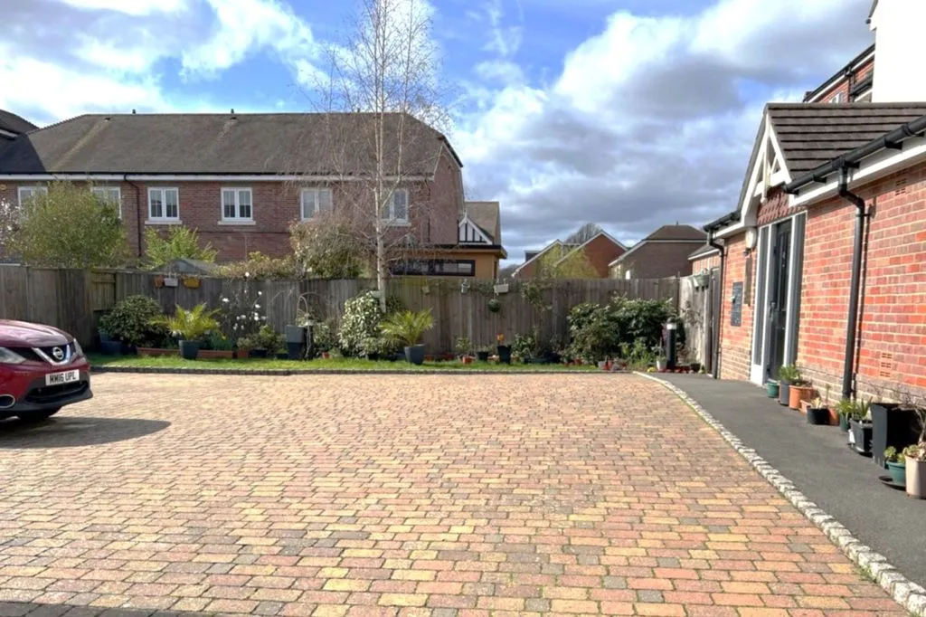 48 Trenchard Close, Hersham KT12 5BG, photo 9