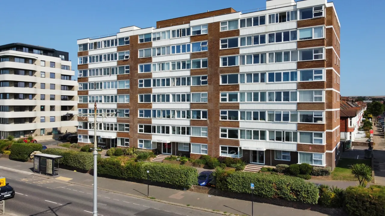 2 bed flat for sale — Kingsway, Hove, BN3