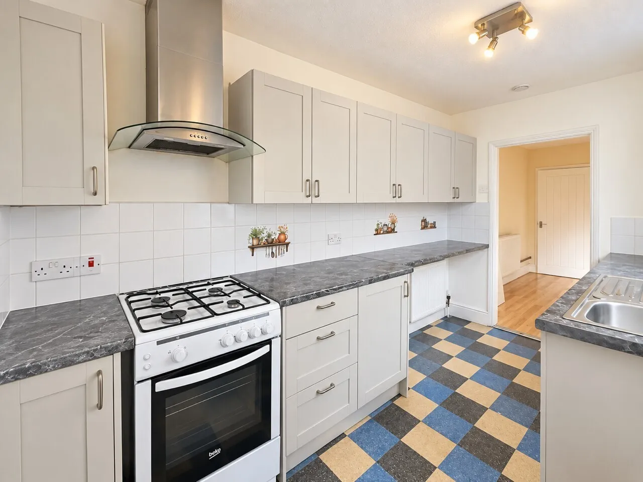 Portland Street, Boston, PE21, photo 2