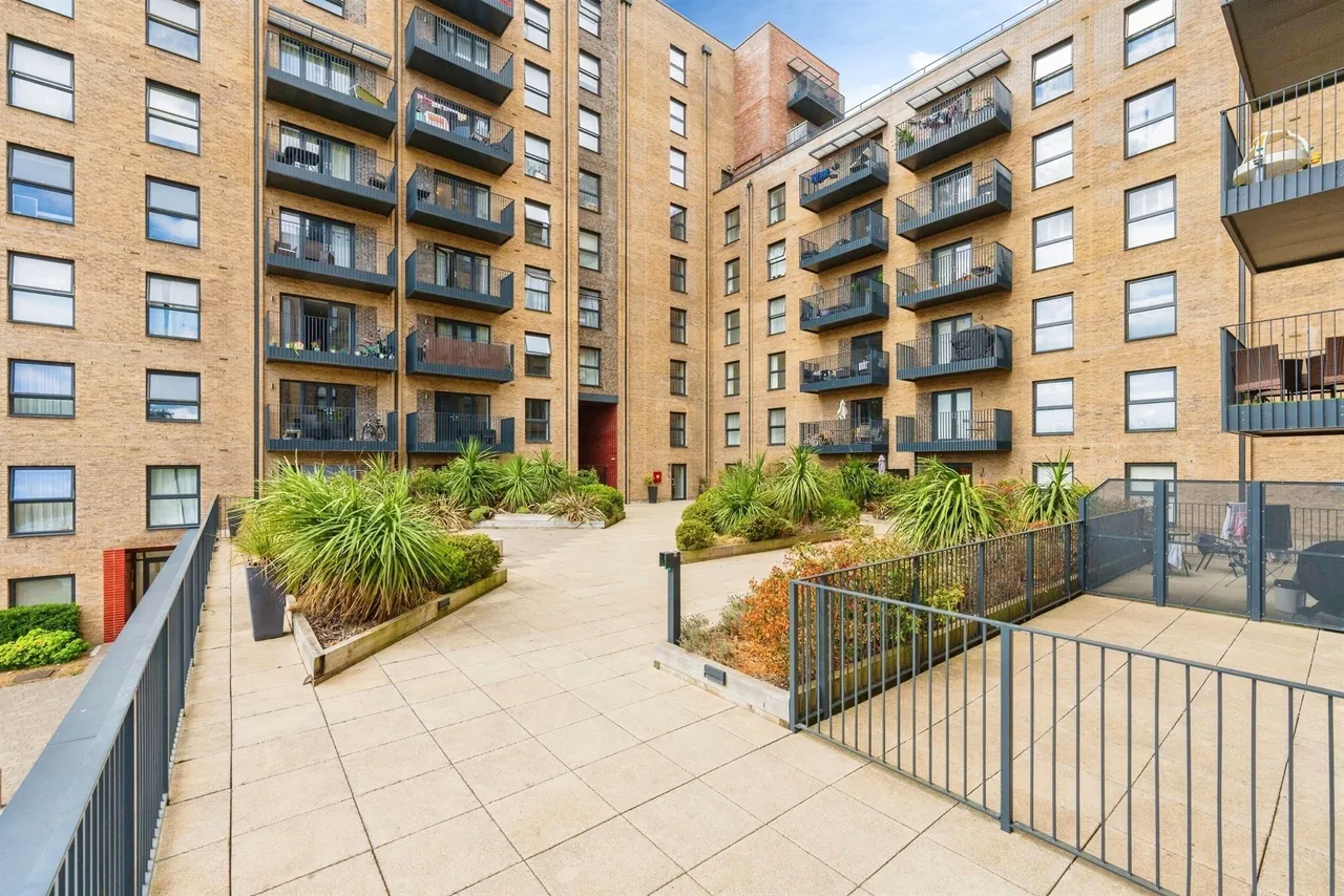 Colnebank Drive, Watford, photo 5