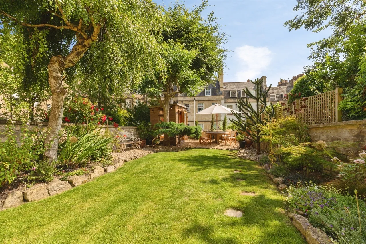 2 bed flat for sale — Brunswick Place, Bath