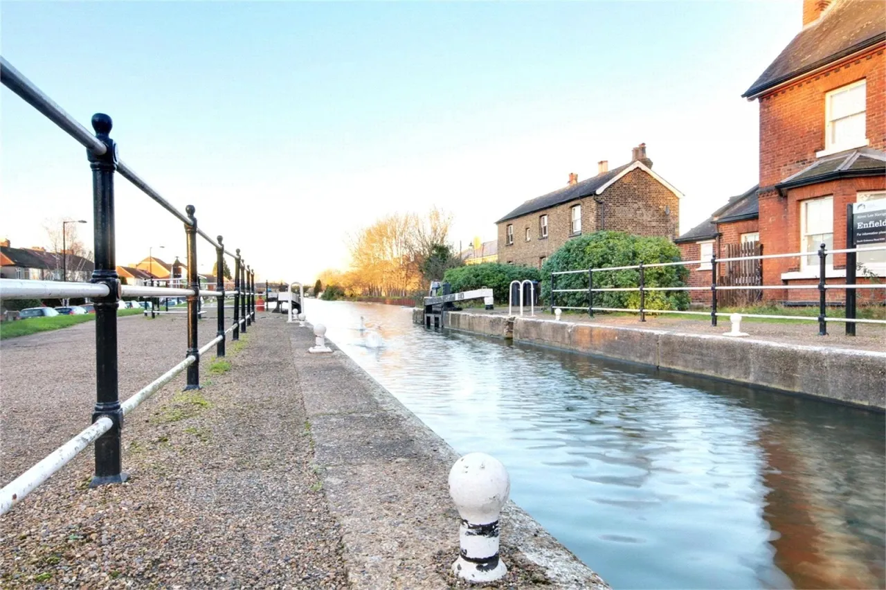 Dundas Mews, Enfield, EN3, photo 17