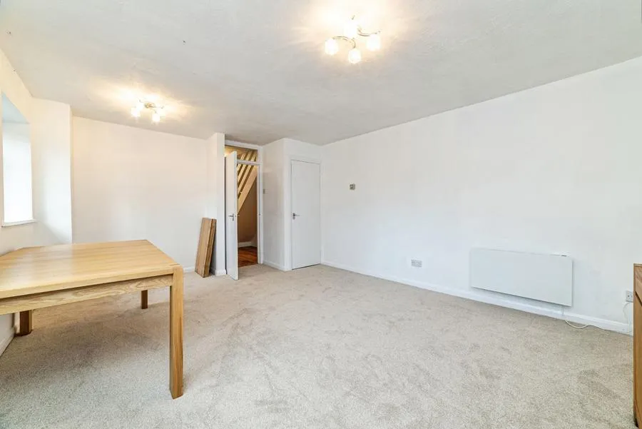 Frescade Crescent, Basingstoke, RG21, photo 2