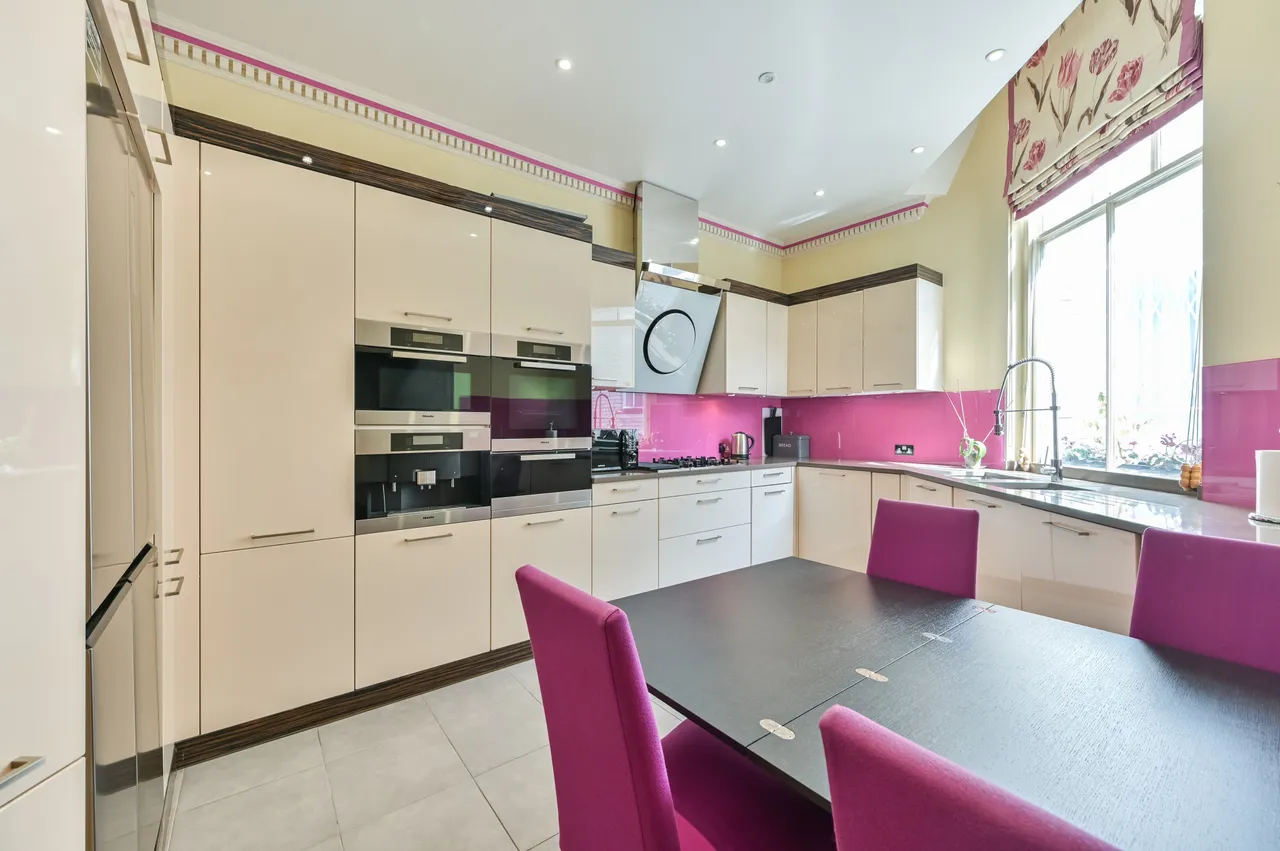 49 Albert Court West Block, Prince Consort Road, London, photo 4