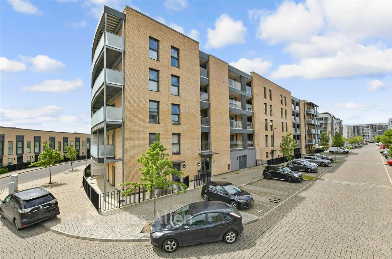 2 bed flat for sale, Broadis Way, Rainham, RM13